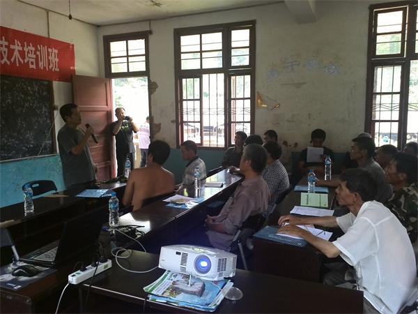 我司農(nóng)化部赴基層鄉(xiāng)村召開農(nóng)民會(huì)和葡萄技術(shù)講座