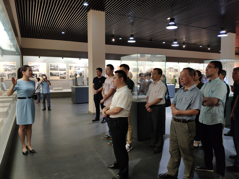 牢記為農(nóng)服務(wù)初心使命 增強干事創(chuàng)業(yè)能力--集團公司黨總支開展“不忘初心 牢記使命”暨慶祝建黨98周年主題黨日活動