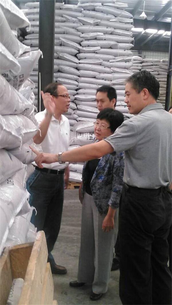 省發(fā)改委、省供銷(xiāo)社有關(guān)處室領(lǐng)導(dǎo)到集團(tuán)公司檢查調(diào)研化肥冬儲(chǔ)工作