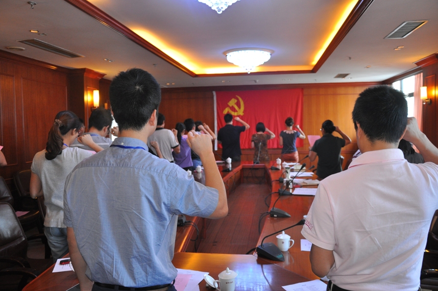 集團公司本部支部舉行新黨員入黨宣誓大會