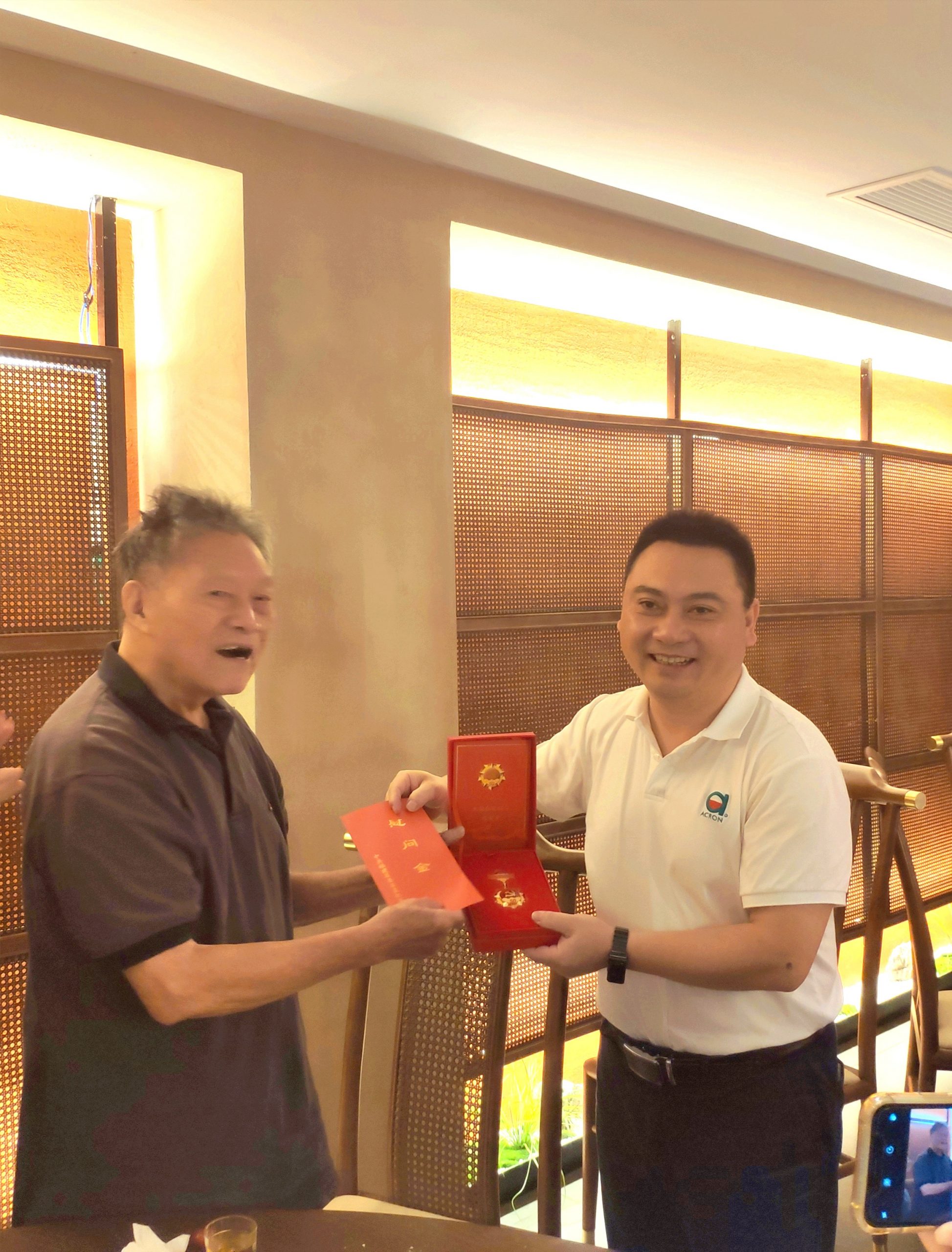 集團(tuán)公司開(kāi)展“光榮在黨50年”紀(jì)念章頒發(fā)暨七一走訪慰問(wèn)活動(dòng)