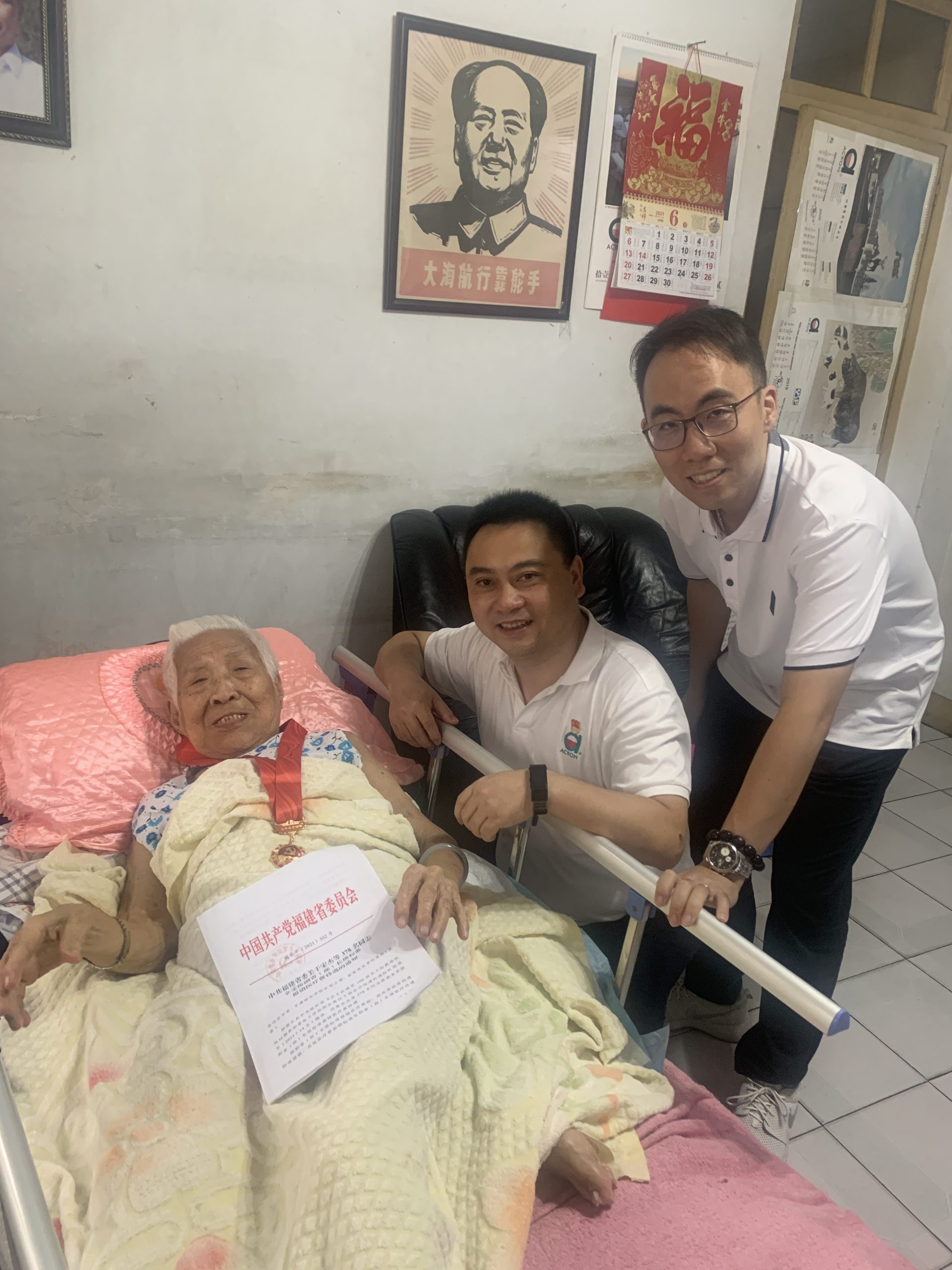 集團(tuán)公司開(kāi)展“光榮在黨50年”紀(jì)念章頒發(fā)暨七一走訪慰問(wèn)活動(dòng)