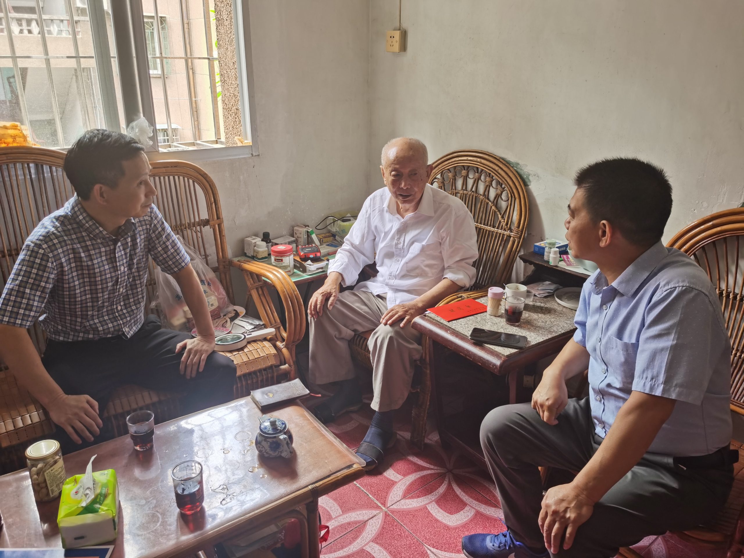 集團(tuán)公司開(kāi)展“光榮在黨50年”紀(jì)念章頒發(fā)暨七一走訪慰問(wèn)活動(dòng)