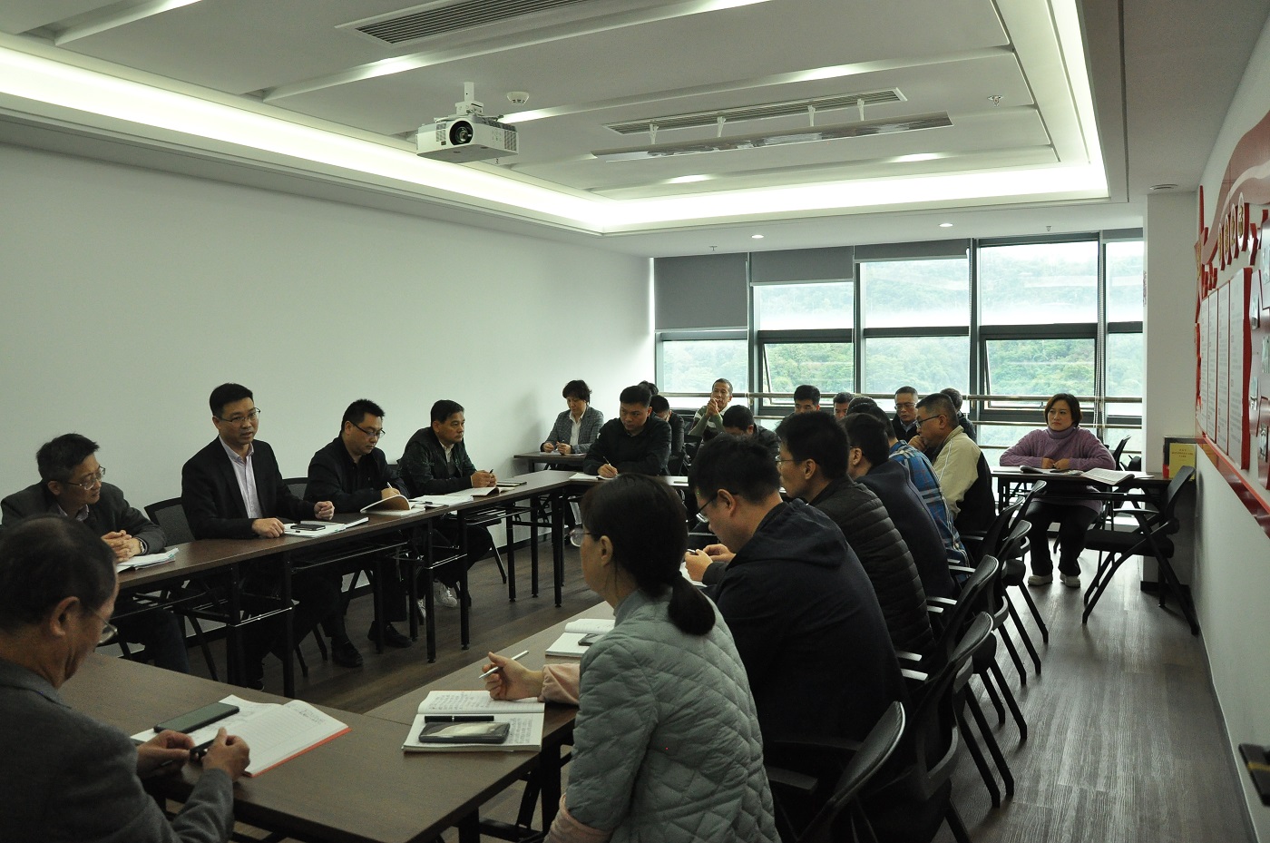 集團(tuán)公司黨委組織學(xué)習(xí)黨的十九屆六中全會(huì)精神