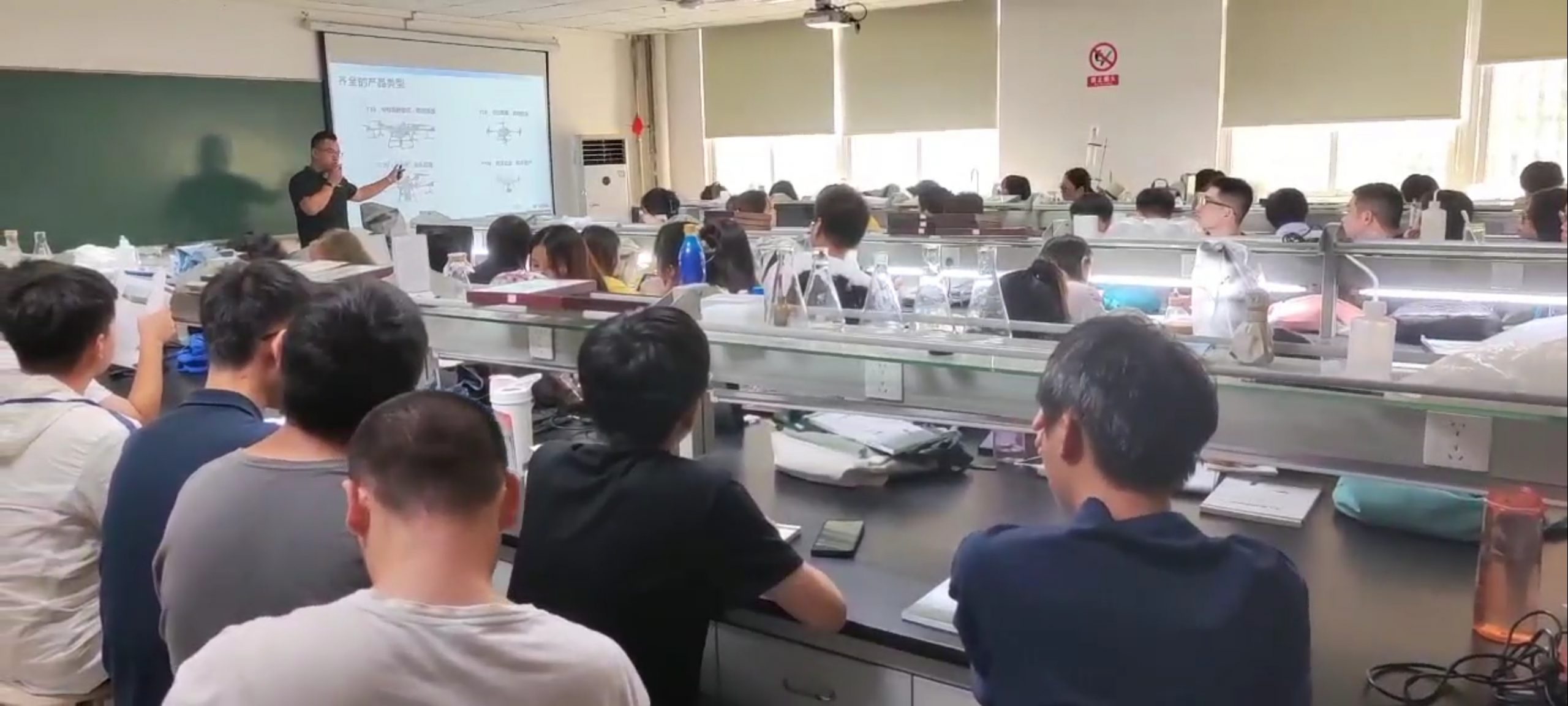 作物公司聯(lián)合福建農(nóng)林大學(xué)開(kāi)展無(wú)人機(jī)校企合作培訓(xùn)