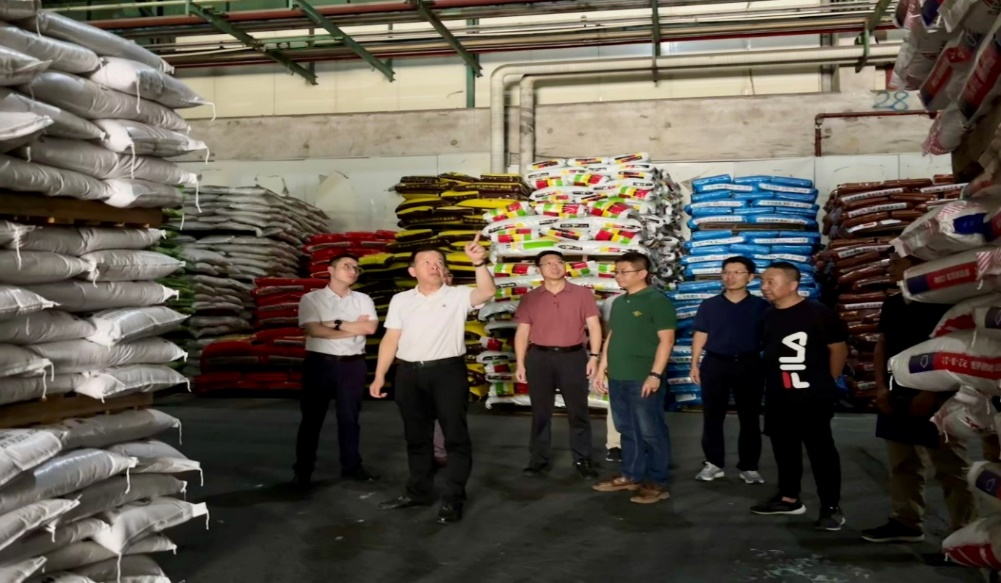 邱志向副主任帶隊(duì)檢查農(nóng)資儲(chǔ)備工作